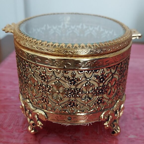 Vtg Oval Gold Tone Filigree Ormolu Footed Jewelry Box w/ Clear Glass Hinged Top - Picture 4 of 16